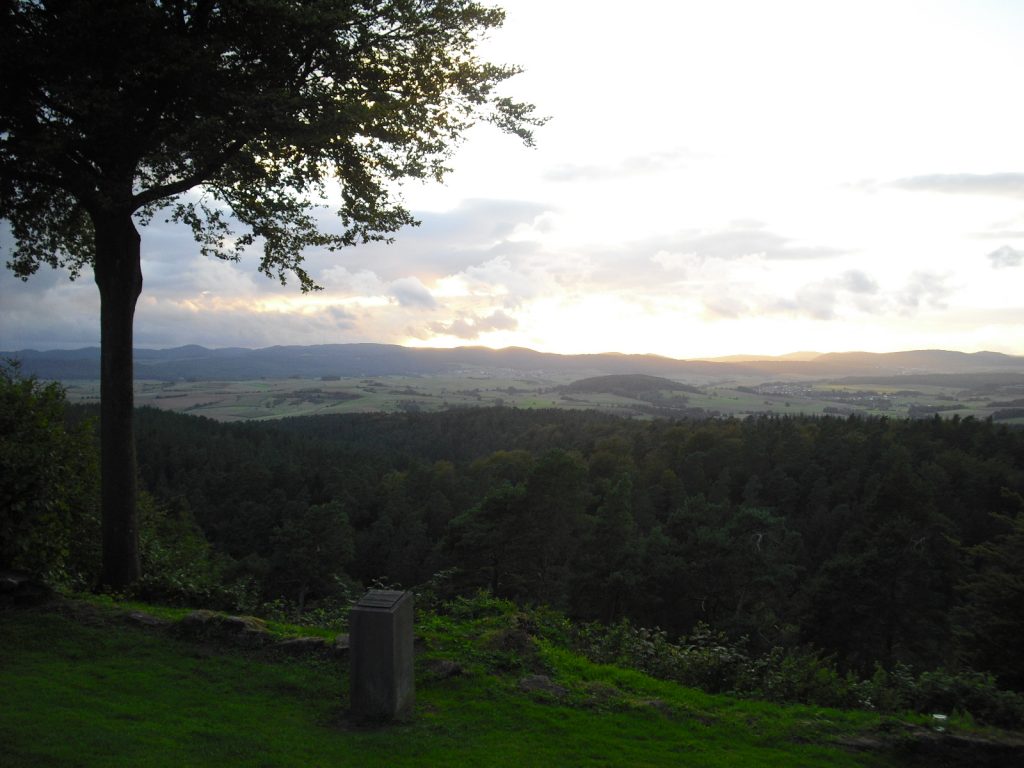 Christenberg Westseite Ausblick bei Abendstimmung