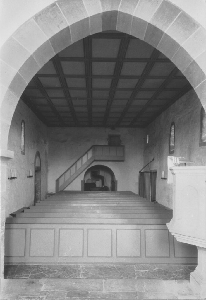 Innenraum der Martinskirche mit den bis 2006 installierten Bankreihen