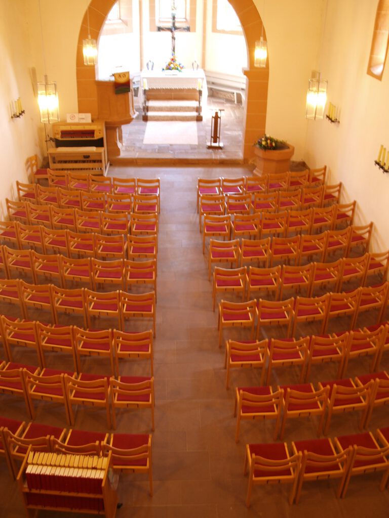 Innenraum der Martinskirche mit der Bestuhlung
